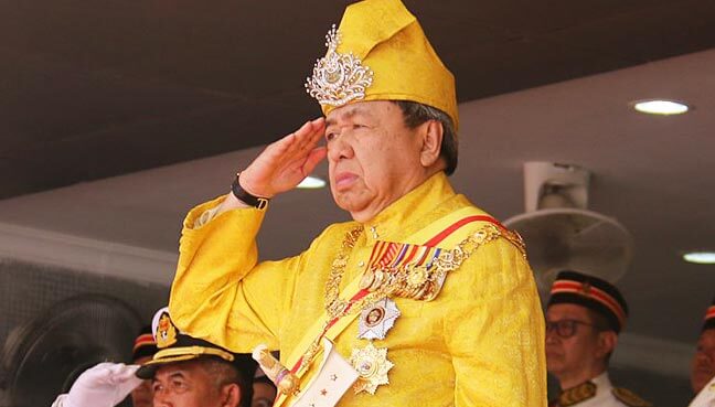 Selangor Sultan Confirms Najib &Amp; Rosmah Have Been Stripped Of 'Datuk Seri' Titles For Now - World Of Buzz 1