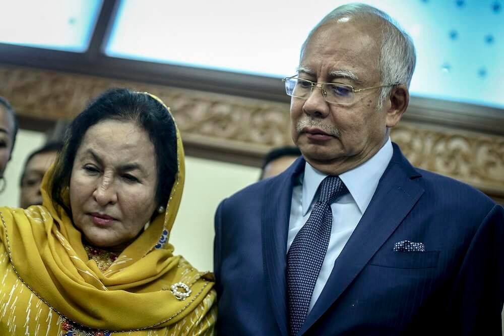 Selangor Sultan Confirms Najib &Amp; Rosmah Have Been Stripped Of 'Datuk Seri' Titles For Now - World Of Buzz