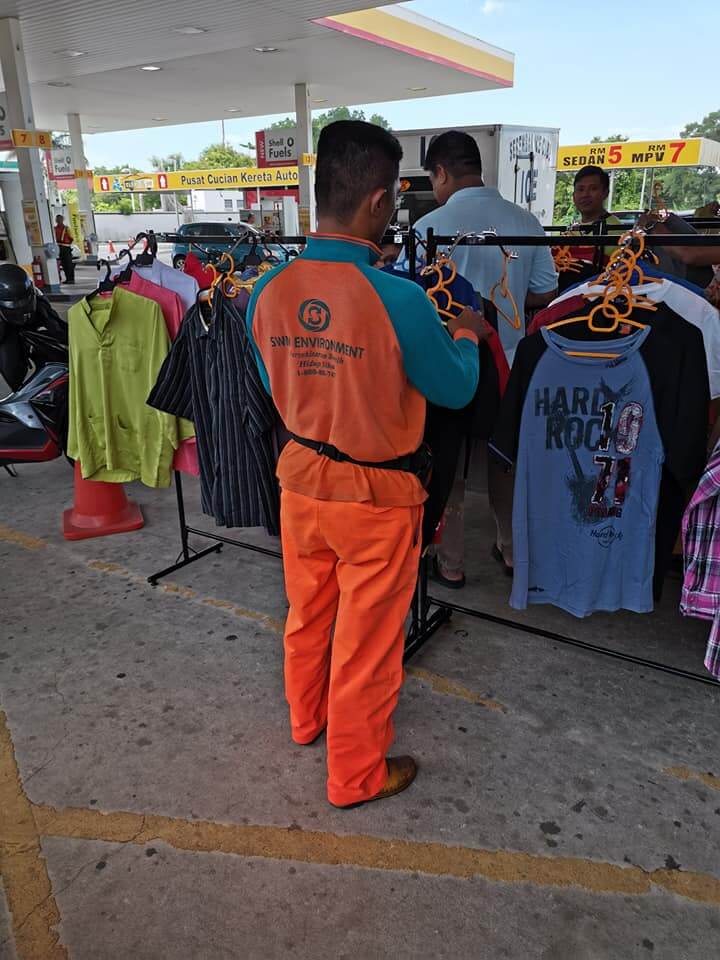 Shell Station Operator in Melaka Opens Up Free Clothing Stall For Ramadan, Patrons Joined In - WORLD OF BUZZ
