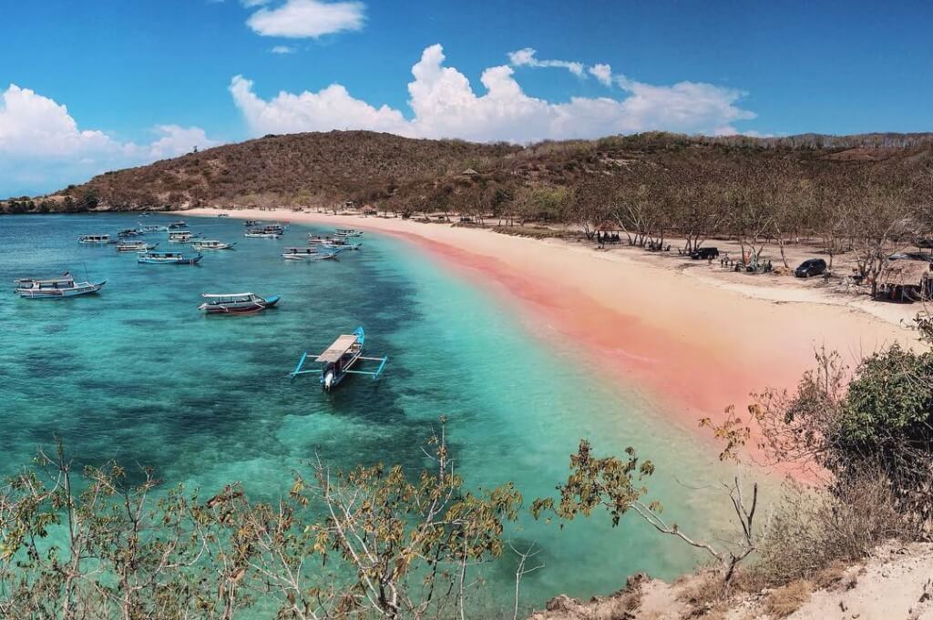 [Test] Pink Beaches, Pyramid-like Rock Formations and Other Amazing Places in Lombok That Will Wow You! - WORLD OF BUZZ