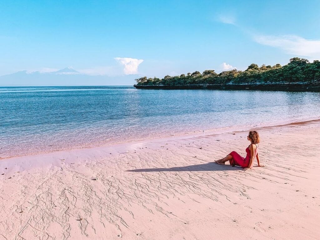 [Test] Pink Beaches, Pyramid-Like Rock Formations And Other Amazing Places In Lombok That Will Wow You! - World Of Buzz 2