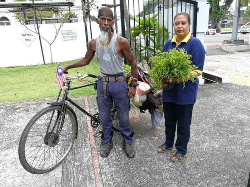 This Man Loves Taiping So Much, He'd Rather Clean the Streets For Free Than Find a Job - WORLD OF BUZZ 2