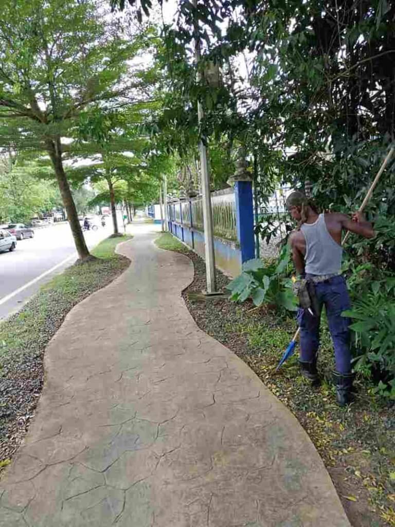 This Man Loves Taiping So Much, He'd Rather Clean the Streets For Free Than Find a Job - WORLD OF BUZZ 3