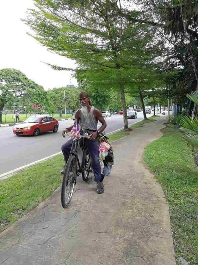 This Man Loves Taiping So Much, He'd Rather Clean the Streets For Free Than Find a Job - WORLD OF BUZZ