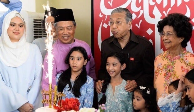 tun mahathir reveals how he manages to stay sharp and healthy at 93 years old world of buzz 2 768x461 e1557370466221