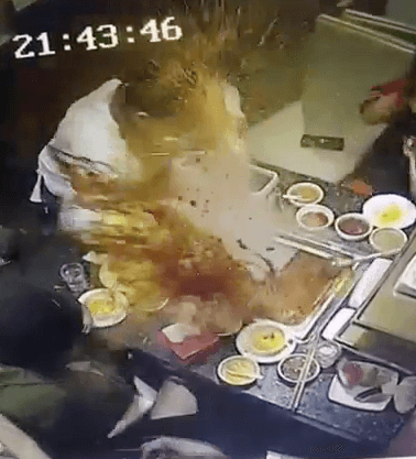 [Video] Lighter Suddenly Explodes in Waitress' Face at Haidilao After Customers Dropped It in the Soup - WORLD OF BUZZ 1