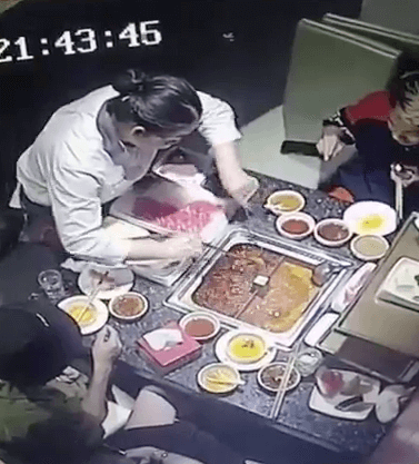 [Video] Lighter Suddenly Explodes in Waitress' Face at Haidilao After Customers Dropped It in the Soup - WORLD OF BUZZ