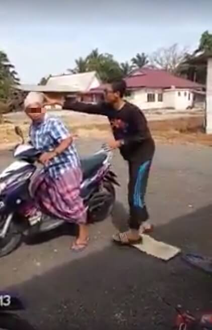 Video of Selangor Teens Bullying Helpless Old Man Goes Viral, Enraged Villagers Take Action - WORLD OF BUZZ 5