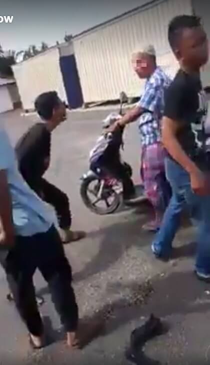 Video of Selangor Teens Bullying Helpless Old Man Goes Viral, Enraged Villagers Take Action - WORLD OF BUZZ 6