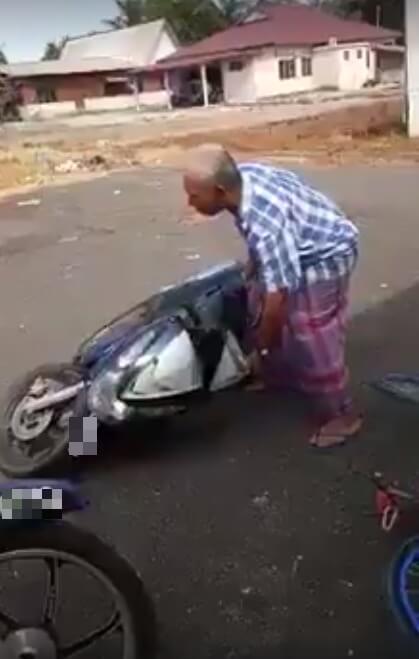 Video of Selangor Teens Bullying Helpless Old Man Goes Viral, Enraged Villagers Take Action - WORLD OF BUZZ 1
