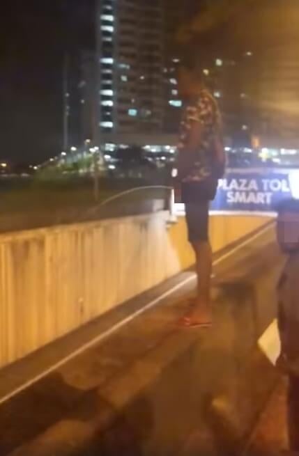 Video Shows Youths Standing Near Smart Tunnel Entrance &Amp; Peeing On Passing Cars, Netizens Outraged - World Of Buzz