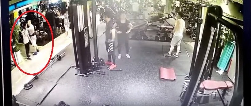Watch: Big Gym Bully Tries to Intimidate Smaller Man, Gets KO'd with One Punch - WORLD OF BUZZ 2