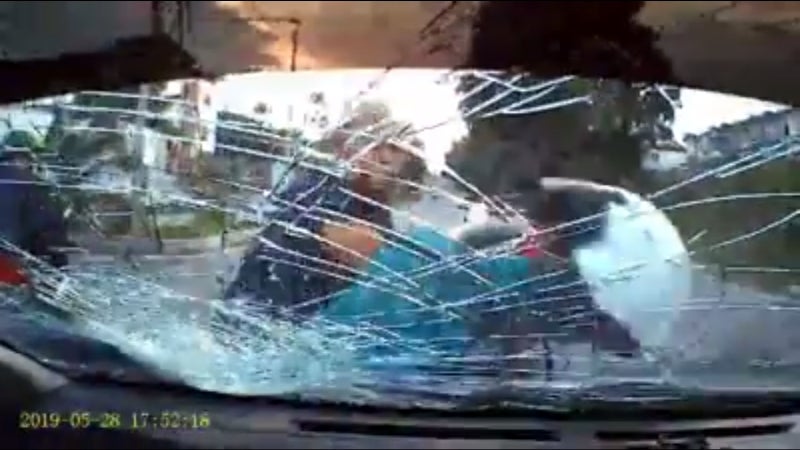 Watch: Motorcyclist Uses Helmet to Smash Serdang Driver's Windscreen After She Honked At Him - WORLD OF BUZZ 2