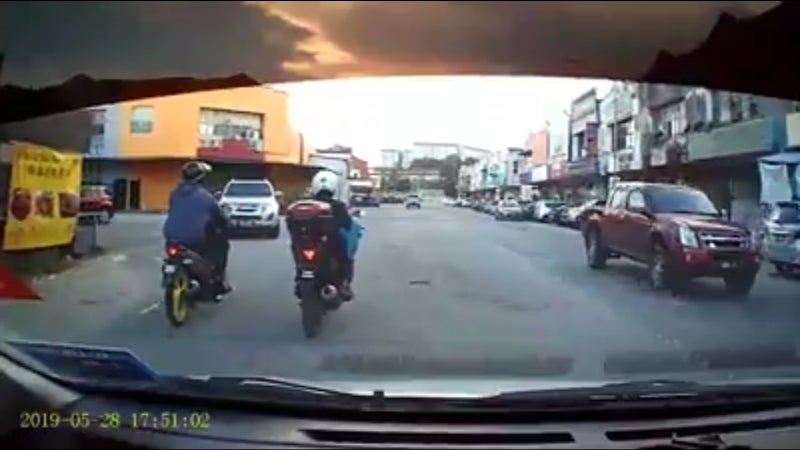 Watch: Motorcyclist Uses Helmet to Smash Serdang Driver's Windscreen After She Honked At Him - WORLD OF BUZZ
