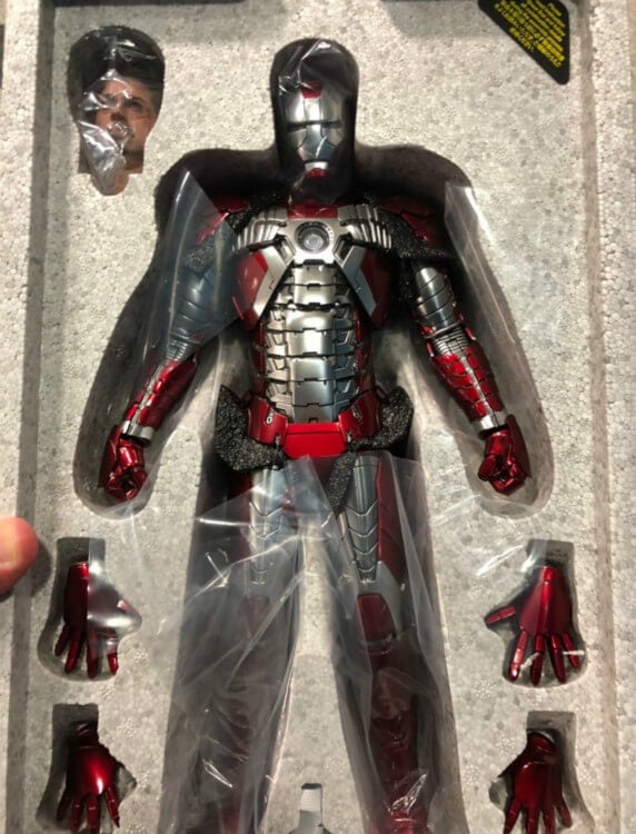 Wife Tries to Sell Husband's Beloved Avengers Action Figures Online Because She Thinks It's Childish - WORLD OF BUZZ 3