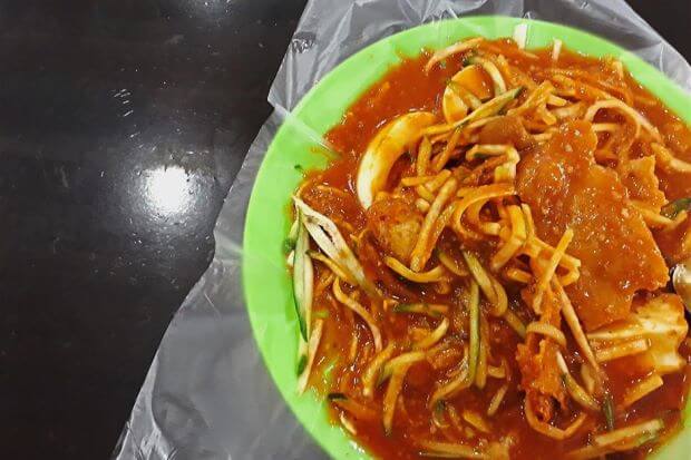 Woman Orders Rojak in KK, Finds Beheaded Rodent When Pouring Peanut Sauce - WORLD OF BUZZ 1