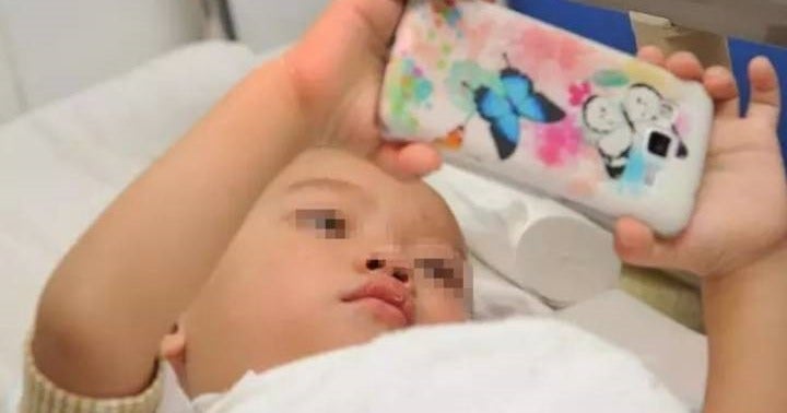 2Yo Girl Suffers From 900-Degree Short-Sightedness After Playing Smartphone For Over A Year - World Of Buzz 1