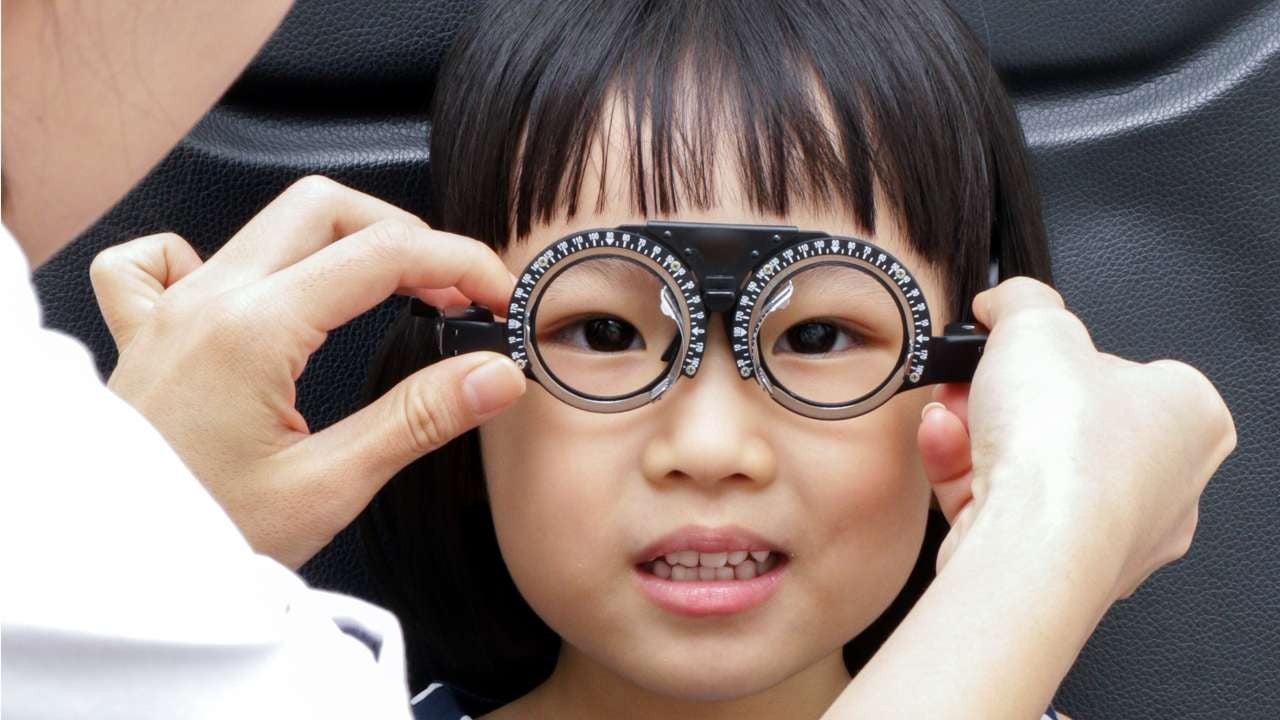 2Yo Girl Suffers From 900-Degree Short-Sightedness After Playing Smartphone For Over A Year - World Of Buzz