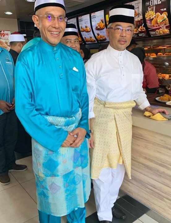 Agong Spotted Waiting in Line & Ordering at KFC Outlet in Pahang - WORLD OF BUZZ