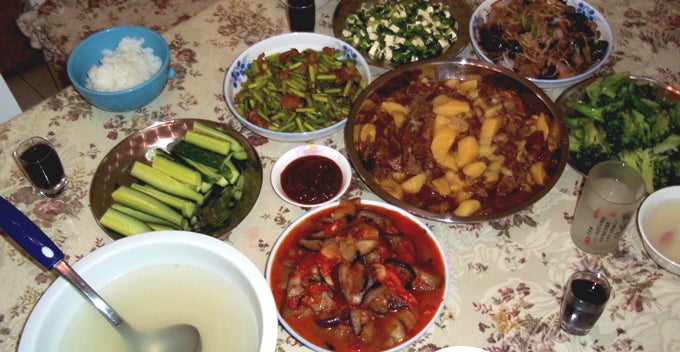Aunty With Broken Wrist Cooked For Raya Her Guests But They Decided Not To Show Up - WORLD OF BUZZ