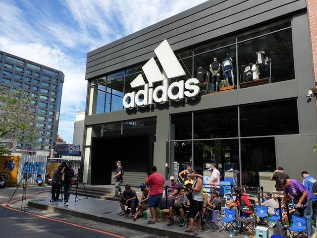 Devoted Father Queues for 3 Days to Buy Over RM1,000 Adidas Sneakers for Son - WORLD OF BUZZ 1