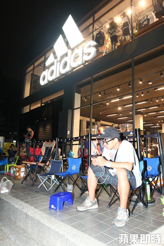 Devoted Father Queues for 3 Days to Buy Over RM1,000 Adidas Sneakers for Son - WORLD OF BUZZ 2
