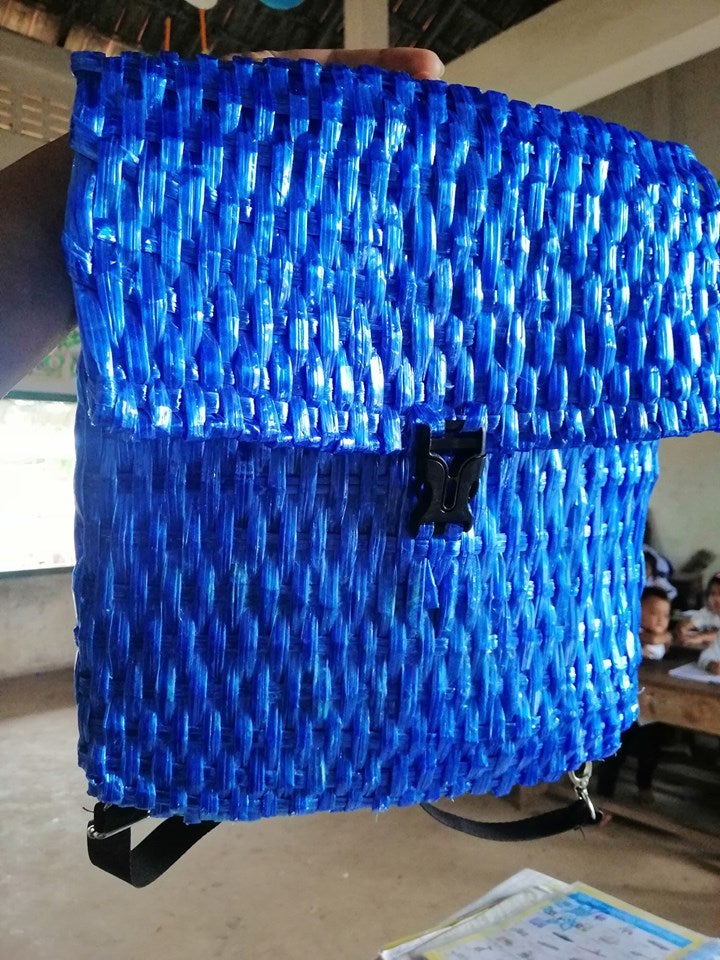 Father Can't Afford to Buy His Son A School Bag, So He Made One Using Only Raffia String - WORLD OF BUZZ 1