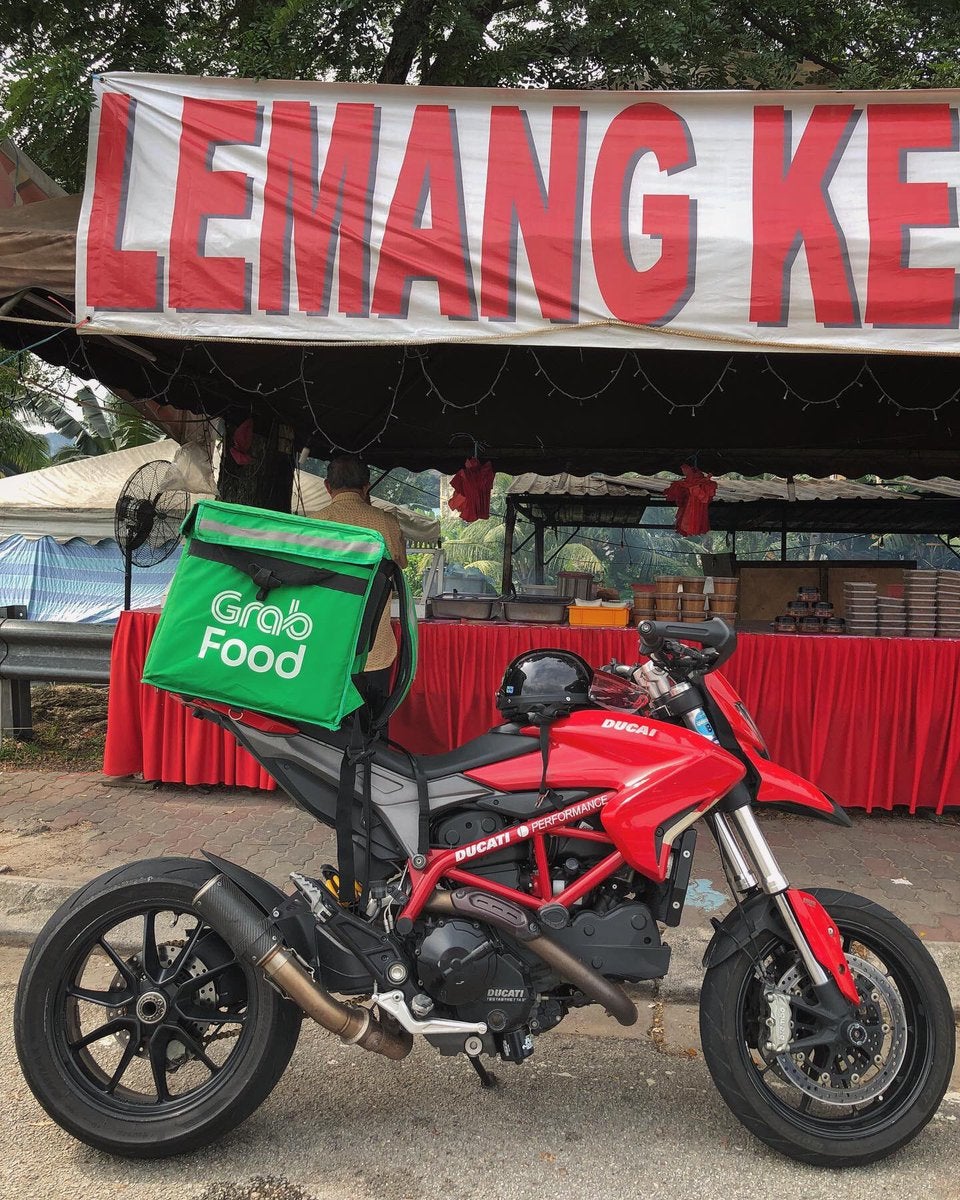 Grabfood Rider Uses A Ducati Hypermotard 950 To Deliver Food - WORLD OF BUZZ