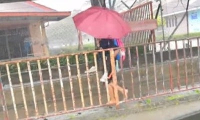 Heartwarming Video Of Pj Girl Carrying Her Autistic Schoolmate In The Rain Is Moving Hearts - World Of Buzz