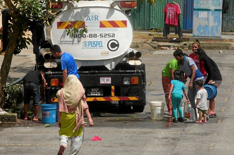 Heavy Rain Causes Trash to Block Water Treatment Plant, Water Cuts Expected in These Parts of Klang Valley - WORLD OF BUZZ