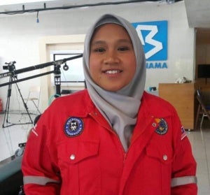 &Quot;Iron Woman&Quot; - Malaysia's First Female Underwater Welder - World Of Buzz