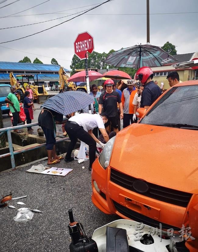 Locals Show True M'sian Spirit By Helping Injured Man, Stands In Heavy Rain Until Ambulance Arrives - World Of Buzz 1