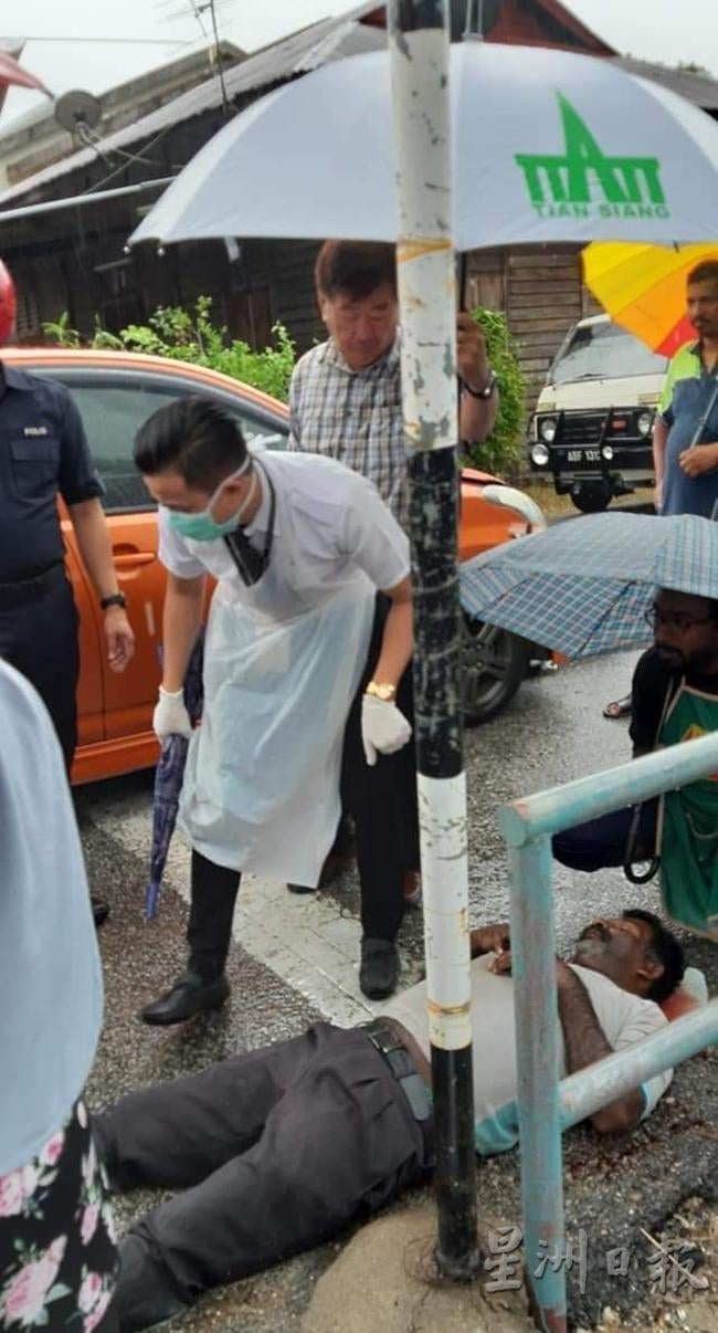 Locals Show True M'sian Spirit By Helping Injured Man, Stands In Heavy Rain Until Ambulance Arrives - World Of Buzz