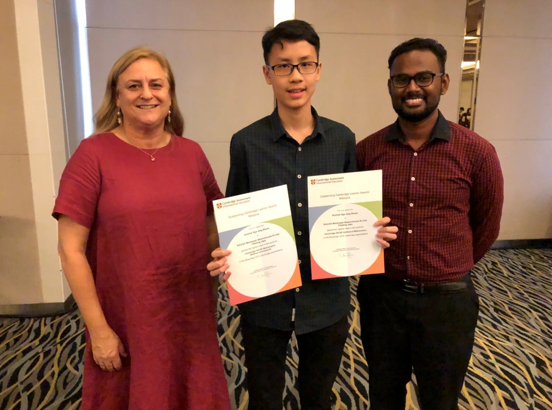 M'sian Student Receives Cambridge Award For Getting Highest Score in the World For Maths & Add Maths - WORLD OF BUZZ 1