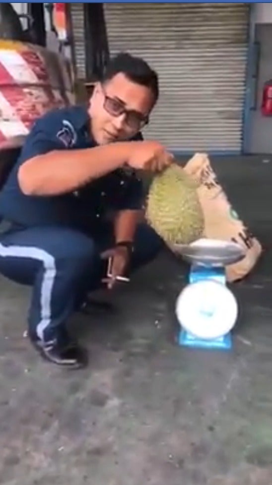 Scammers Tamper With Weighing Scales, Cheats Durian Loving Customers By Charging More - WORLD OF BUZZ 3