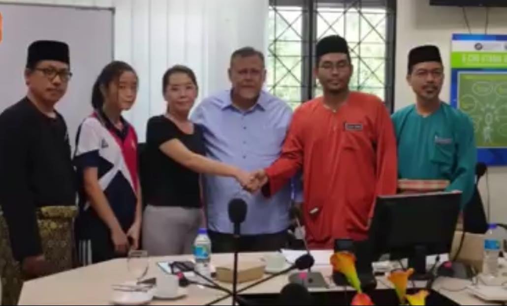 Schoolgirl And Teacher In Viral Caning Case Finally Shook Hands And Made Up - World Of Buzz 2