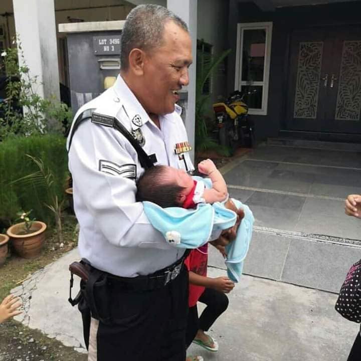 Shah Alam Police Caught Family Of 5 Riding A Motorbike, Help Send Kids Home Instead Of Punishing Them - WORLD OF BUZZ 3