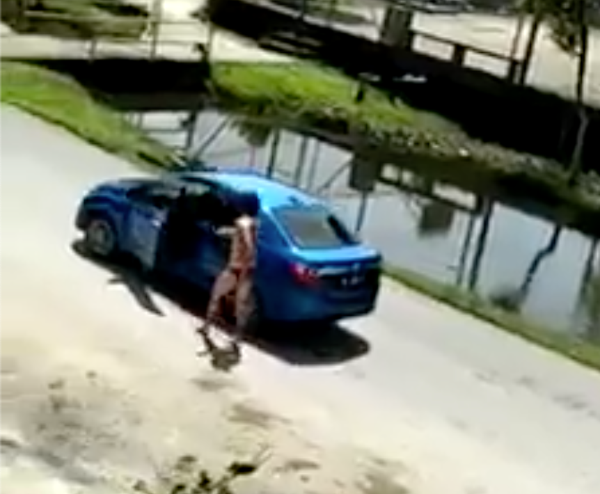 Sibu Man Wears Only Underwear, Roams On The Street and Whacks Cars with Bare Hands - WORLD OF BUZZ 2