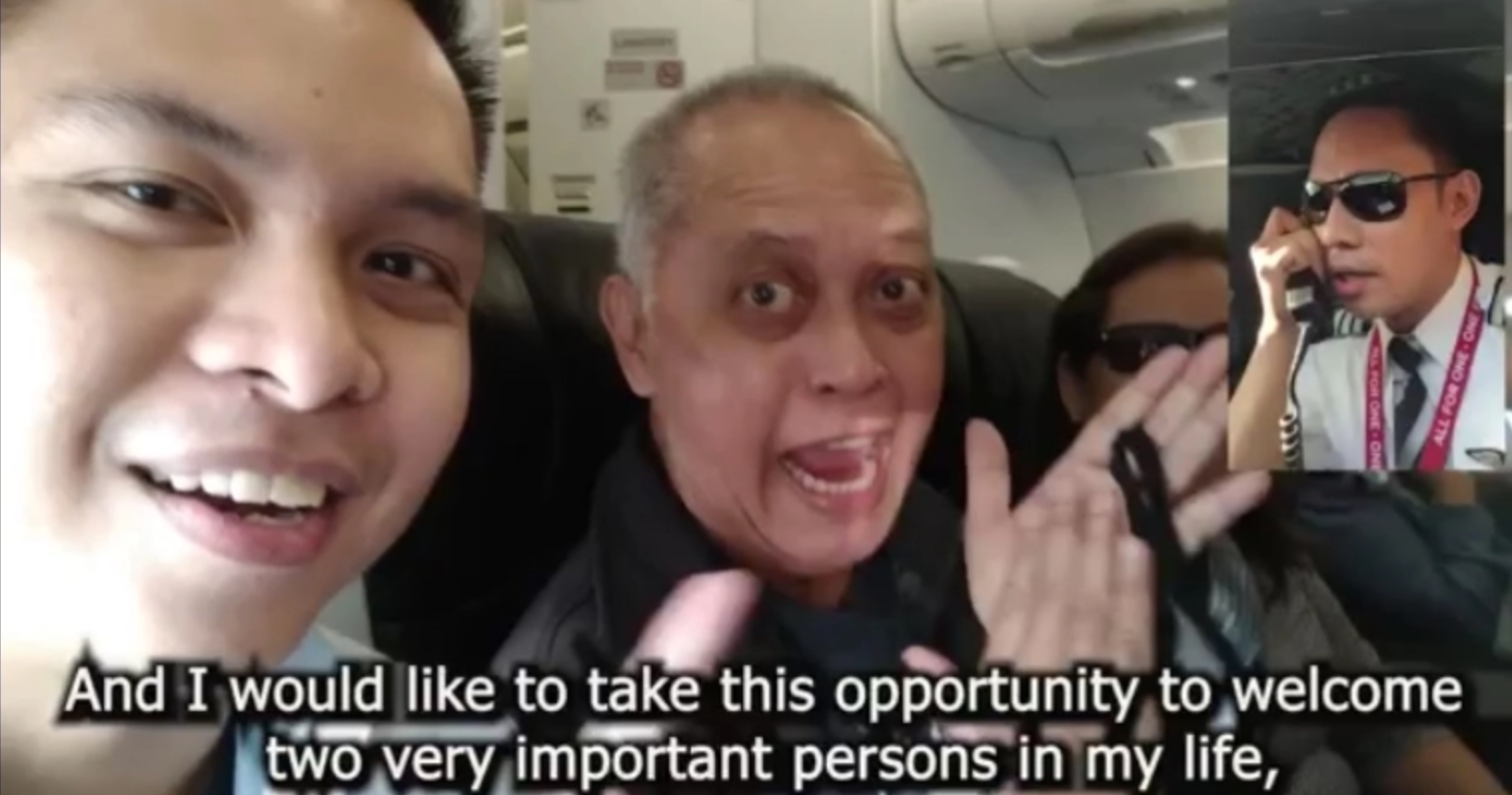 Singapore Pilot Arranges Flight to Surprise Parents Who Are On Board - WORLD OF BUZZ 4