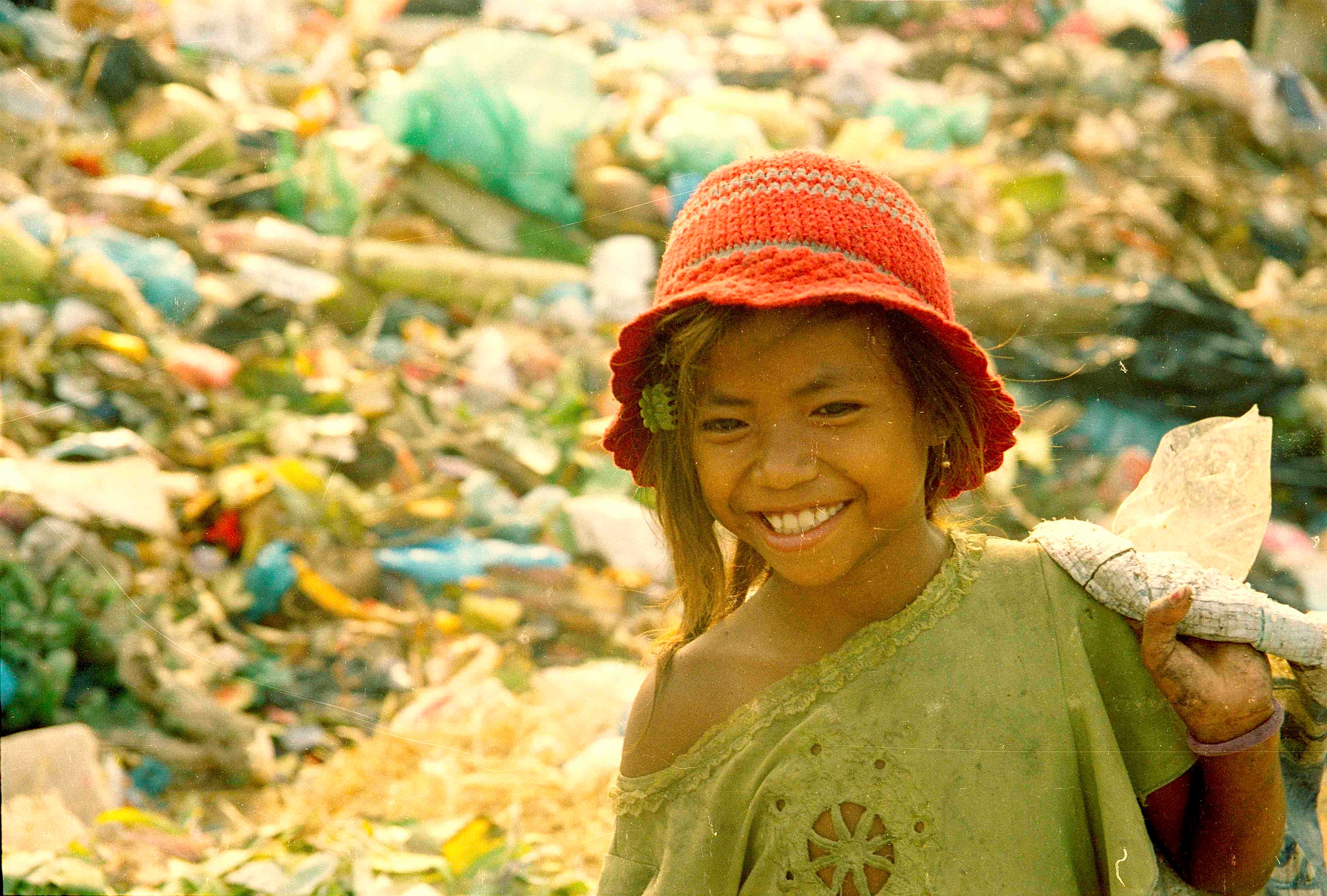 Sophy Ron: The Story Of A Valedictorian Which Began At Phnom Penh Garbage Dump To Trinity College - WORLD OF BUZZ 4