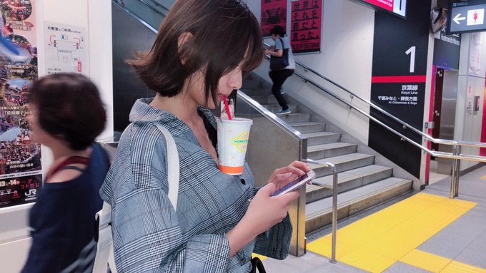 The New 'Hands-Free Bubble Tea Challenge' Is Going Viral Online & We Don't Know What to Think - WORLD OF BUZZ 2
