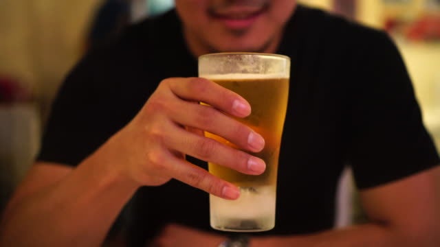 This Man Loves to Drink Beer Every Day Until Doctor Extracted Thick White Fluid From Swollen Knee Joint - WORLD OF BUZZ 3