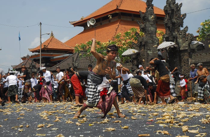 Throwing Ketupat at Each Other in Lombok and Other Unique Hari Raya Traditions From Across the Globe! - WORLD OF BUZZ 4