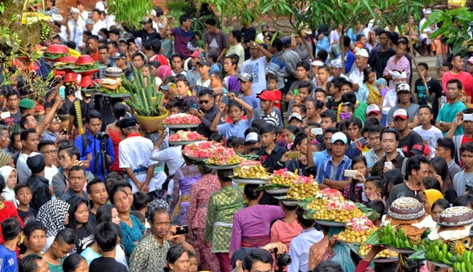 Throwing Ketupats at Each Other in Bali and Other Unique Hari Raya Traditions From Across the Globe! - WORLD OF BUZZ 1