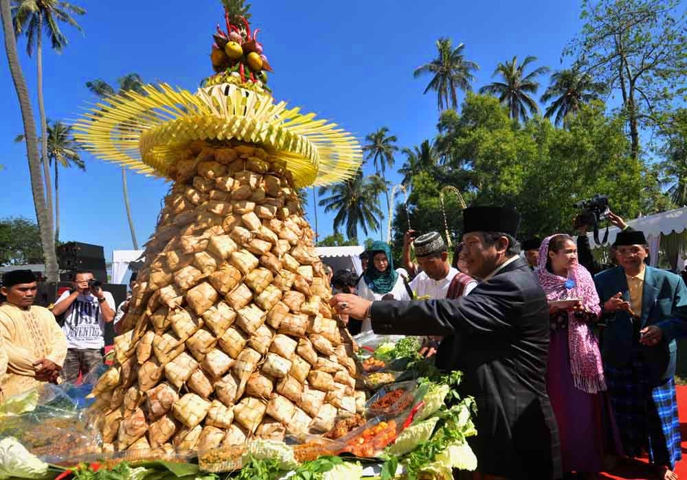 Throwing Ketupats at Each Other in Bali and Other Unique Hari Raya Traditions From Across the Globe! - WORLD OF BUZZ 3