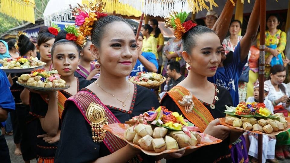 Throwing Ketupats at Each Other in Bali and Other Unique Hari Raya Traditions From Across the Globe! - WORLD OF BUZZ 4