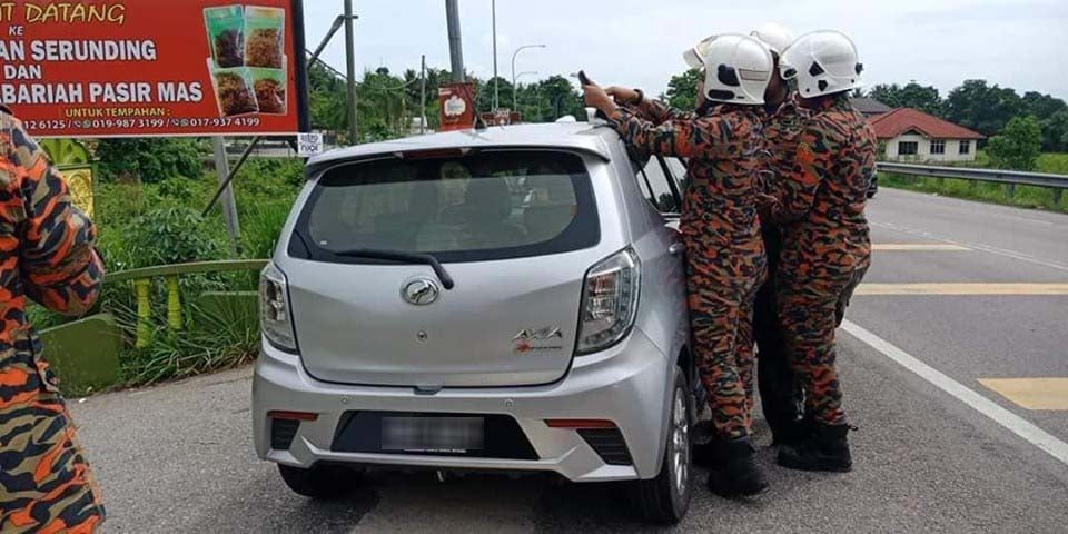 Toddler &Quot;Rescued&Quot; By Abang Bomba After He Purposely Locked Himself Inside Car To Play On The Phone - World Of Buzz 2