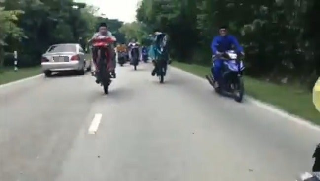 Viral Video Shows Mat Rempits Dressed In Raya Clothes Endangering Other Motorists With Their Stunts - World Of Buzz 2