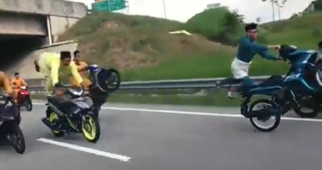 Viral Video Shows Mat Rempits Dressed In Raya Clothes Endangering Other Motorists With Their Stunts World Of Buzz 3 1