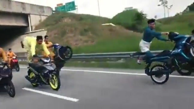 Viral Video Shows Mat Rempits Dressed In Raya Clothes Endangering Other Motorists With Their Stunts - World Of Buzz 1